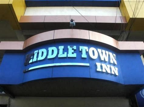 MIDDLE TOWN INN .